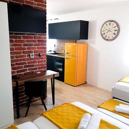 Evita Studio Apartment คาร์โลวัตส์ ภายนอก รูปภาพ