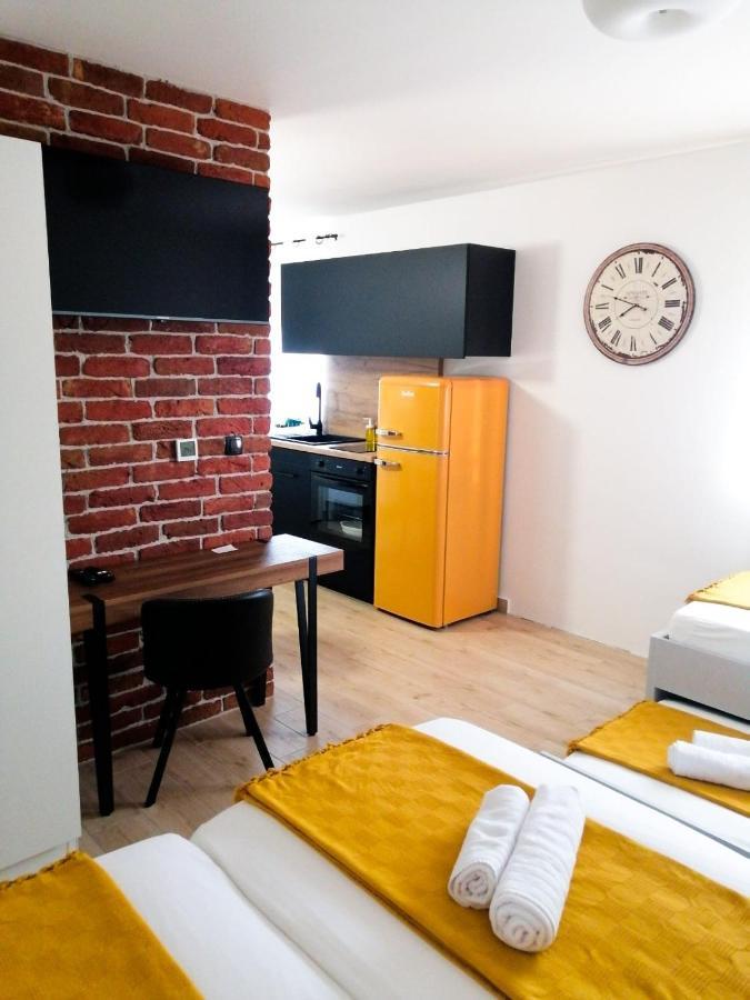 Evita Studio Apartment คาร์โลวัตส์ ภายนอก รูปภาพ