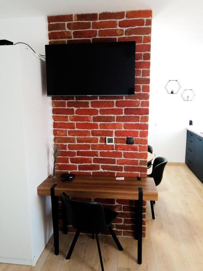 Evita Studio Apartment คาร์โลวัตส์ ภายนอก รูปภาพ
