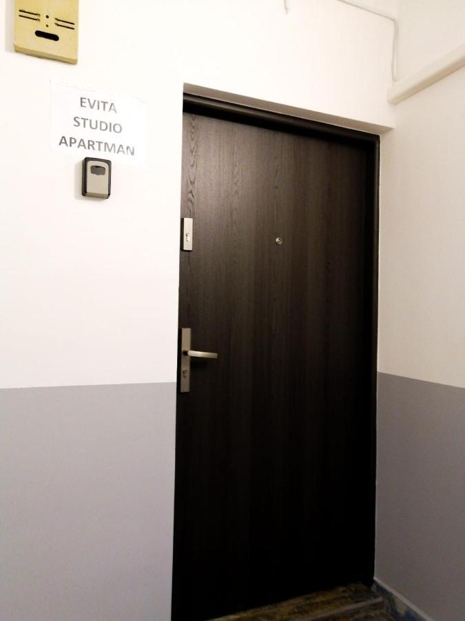 Evita Studio Apartment คาร์โลวัตส์ ภายนอก รูปภาพ