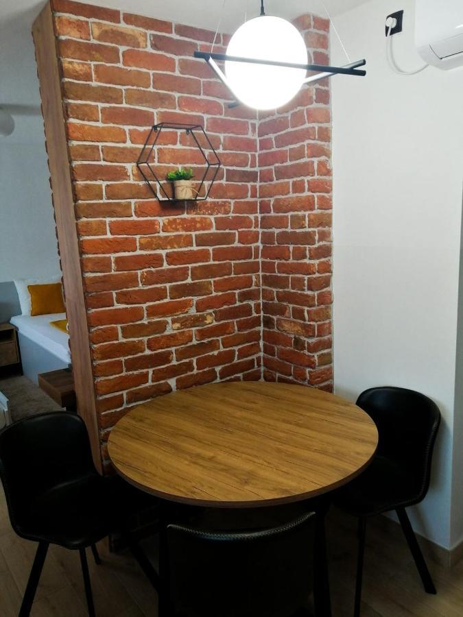 Evita Studio Apartment คาร์โลวัตส์ ภายนอก รูปภาพ